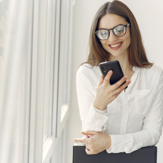 smilimg woman using smartphone 640